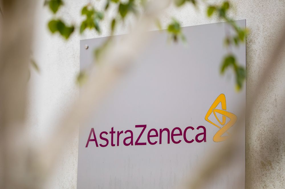 AstraZeneca tạm dừng thử nghiệm vắc xin COVID-19 sau khi tình nguyện viên mắc bệnh lí lạ - Ảnh 1. AstraZeneca tạm dừng thử nghiệm vắc xin COVID-19 sau khi tình nguyện viên mắc bệnh lí lạ - Ảnh 1.