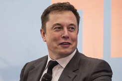 Elon Musk: Từ cậu bé mê sách trở thành người giàu nhất thế giới