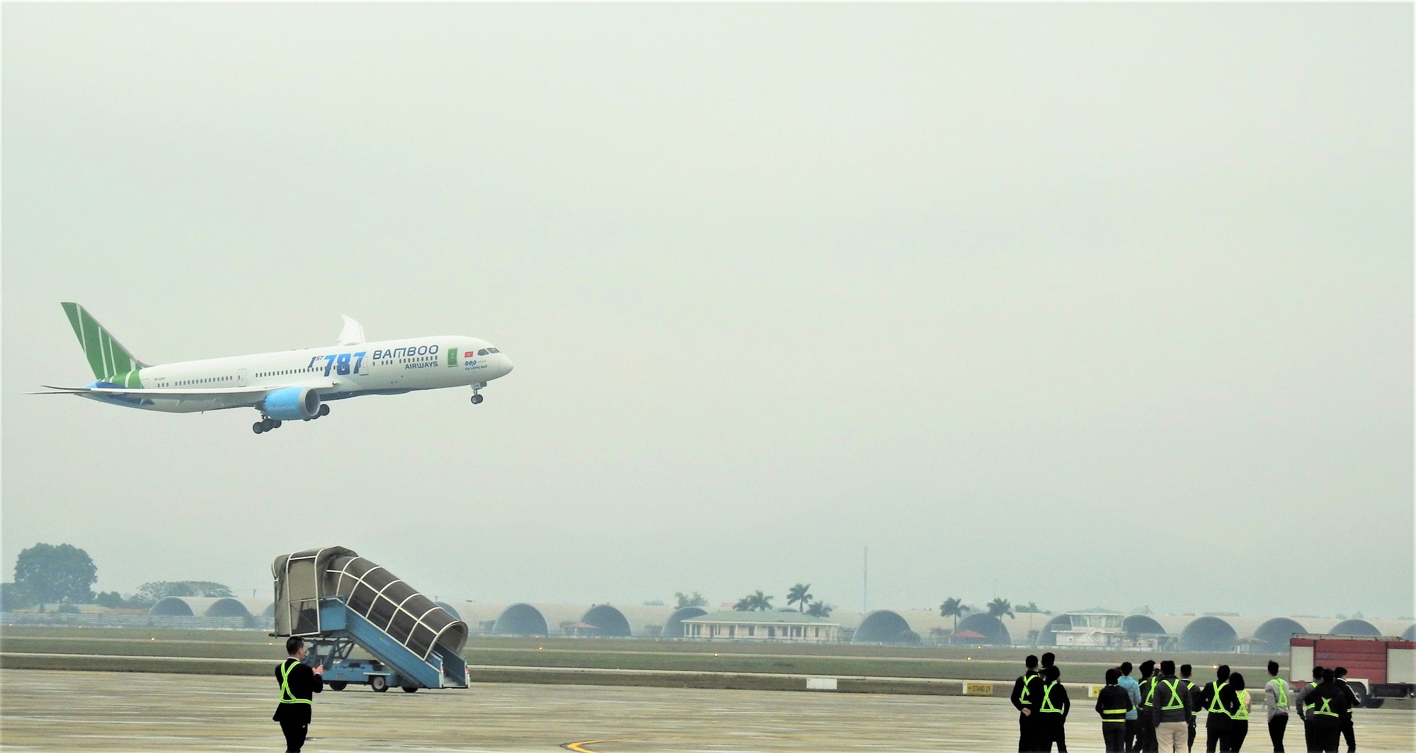 Cả ngành hàng không cải thiện tỷ lệ đúng giờ, Bamboo Airways tiếp tục dẫn đầu - Ảnh 1. Cả ngành hàng không cải thiện tỷ lệ đúng giờ, Bamboo Airways tiếp tục dẫn đầu - Ảnh 1.