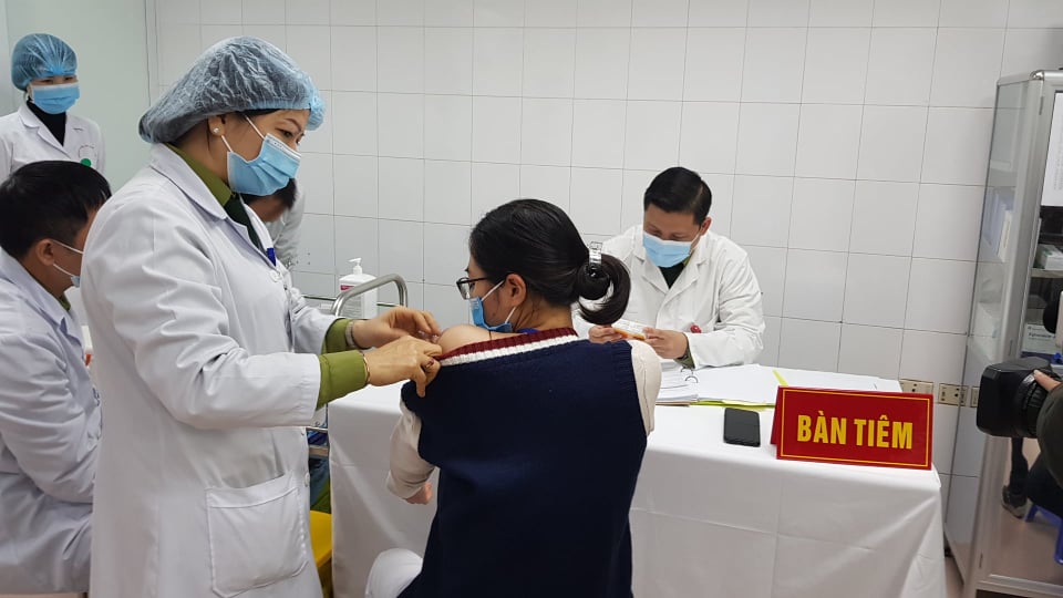 Ba tình nguyện nữ đầu tiên tiêm vắc xin COVID-19 Việt Nam liều cao nhất - Ảnh 1. Ba tình nguyện nữ đầu tiên tiêm vắc xin COVID-19 Việt Nam liều cao nhất - Ảnh 1.