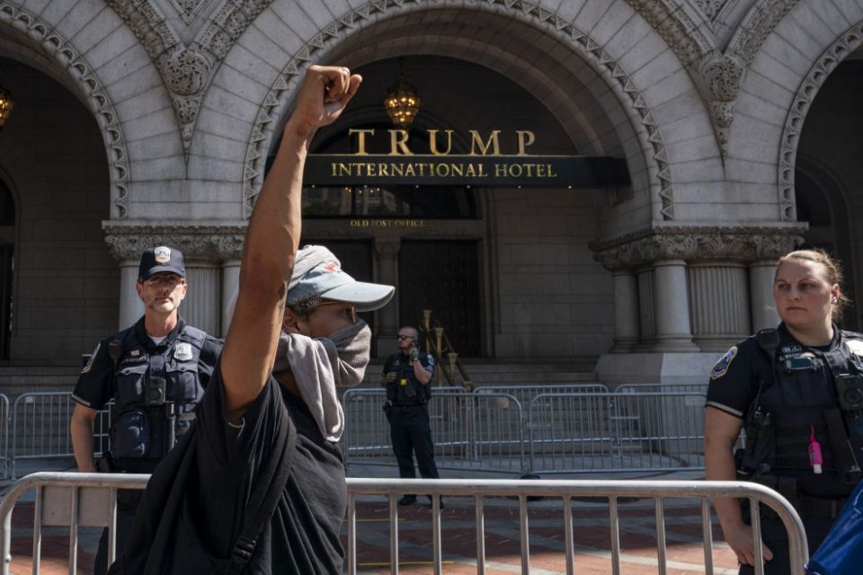 Ít nhất 7 công ty lớn muốn cắt đứt quan hệ với ông Trump - Ảnh 1. Ít nhất 7 công ty lớn muốn cắt đứt quan hệ với ông Trump - Ảnh 1.