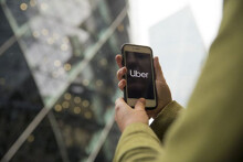 SoftBank thu về 2 tỷ USD nhờ bán cổ phiếu Uber đang trên đà tăng
