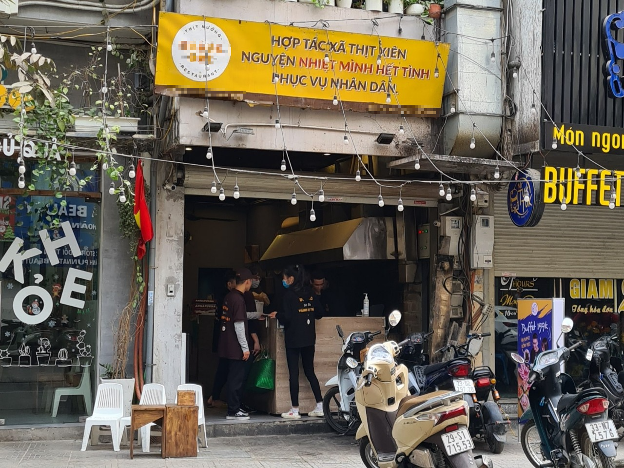 Quán thịt xiên vẫn mở phục vụ khách bình thường sau vụ hủy đơn vì tài xế Now không mặc đồng phục - Ảnh 1. Quán thịt xiên vẫn mở phục vụ khách bình thường sau vụ hủy đơn vì tài xế Now không mặc đồng phục - Ảnh 1.