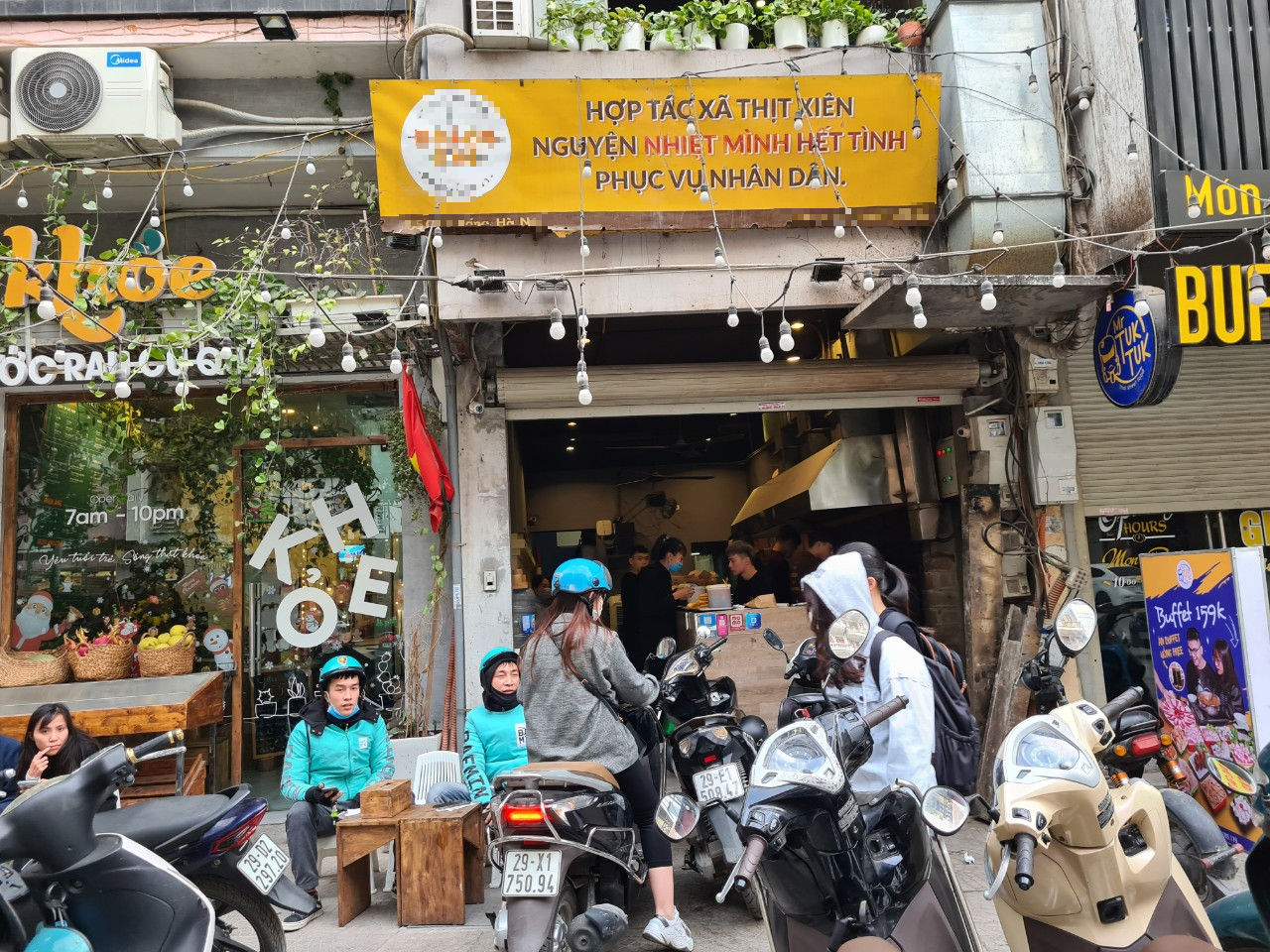 Quán thịt xiên vẫn mở phục vụ khách bình thường sau vụ hủy đơn vì tài xế Now không mặc đồng phục - Ảnh 10. Quán thịt xiên vẫn mở phục vụ khách bình thường sau vụ hủy đơn vì tài xế Now không mặc đồng phục - Ảnh 10.