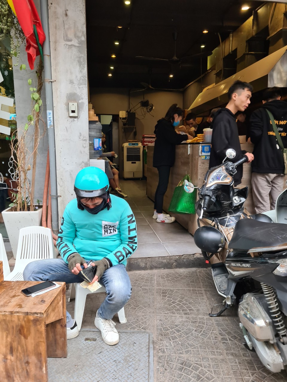 Quán thịt xiên vẫn mở phục vụ khách bình thường sau vụ hủy đơn vì tài xế Now không mặc đồng phục - Ảnh 4. Quán thịt xiên vẫn mở phục vụ khách bình thường sau vụ hủy đơn vì tài xế Now không mặc đồng phục - Ảnh 4.