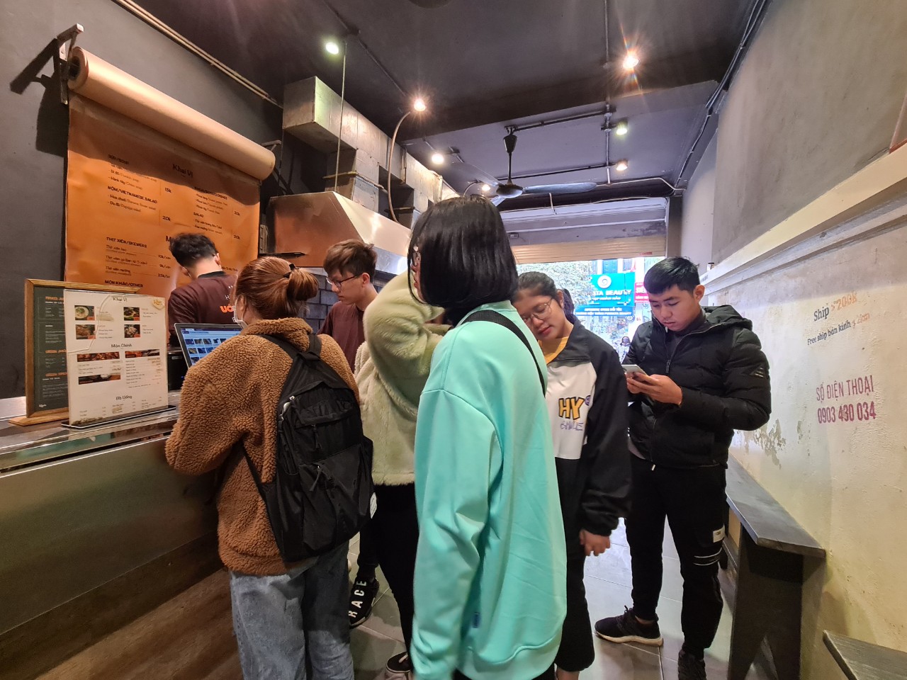 Quán thịt xiên vẫn mở phục vụ khách bình thường sau vụ hủy đơn vì tài xế Now không mặc đồng phục - Ảnh 2. Quán thịt xiên vẫn mở phục vụ khách bình thường sau vụ hủy đơn vì tài xế Now không mặc đồng phục - Ảnh 2.