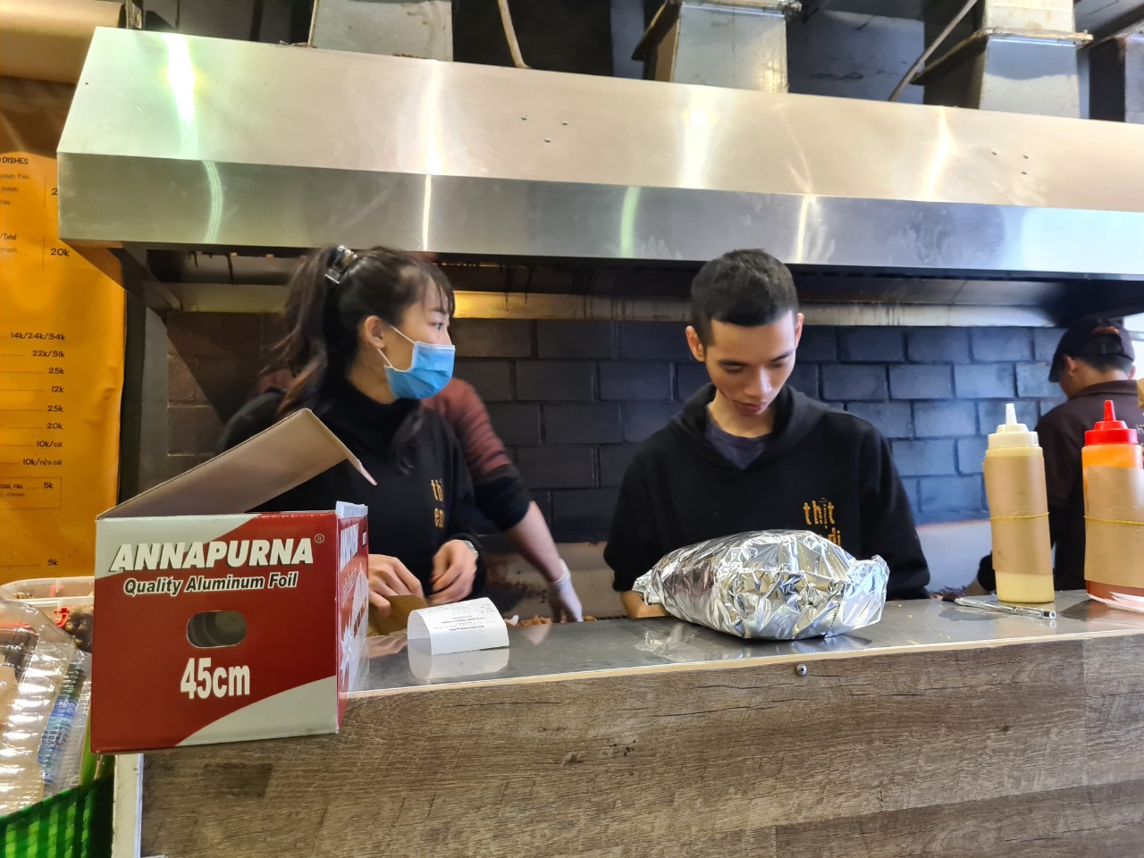 Quán thịt xiên vẫn mở phục vụ khách bình thường sau vụ hủy đơn vì tài xế Now không mặc đồng phục - Ảnh 7. Quán thịt xiên vẫn mở phục vụ khách bình thường sau vụ hủy đơn vì tài xế Now không mặc đồng phục - Ảnh 7.