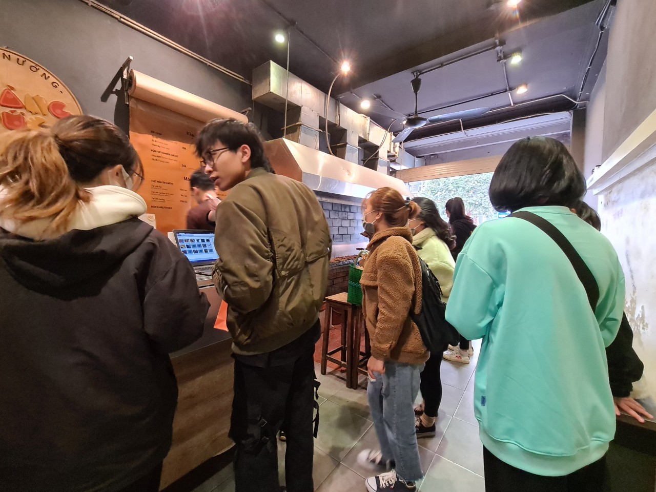 Quán thịt xiên vẫn mở phục vụ khách bình thường sau vụ hủy đơn vì tài xế Now không mặc đồng phục - Ảnh 3. Quán thịt xiên vẫn mở phục vụ khách bình thường sau vụ hủy đơn vì tài xế Now không mặc đồng phục - Ảnh 3.