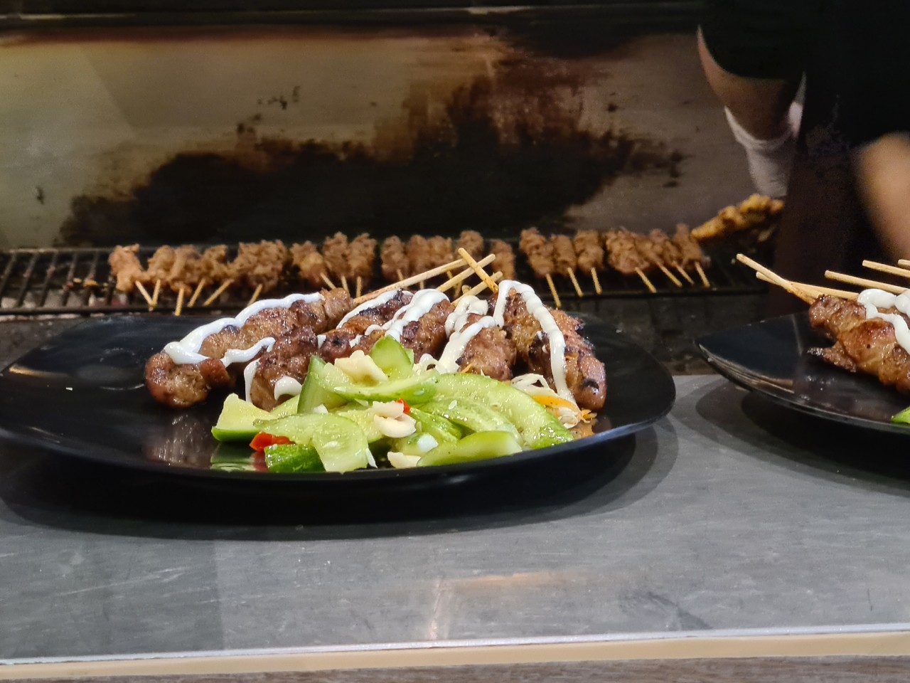 Quán thịt xiên vẫn mở phục vụ khách bình thường sau vụ hủy đơn vì tài xế Now không mặc đồng phục - Ảnh 8. Quán thịt xiên vẫn mở phục vụ khách bình thường sau vụ hủy đơn vì tài xế Now không mặc đồng phục - Ảnh 8.