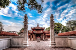 Đi chùa đầu năm, cầu bình an tại những địa điểm tâm linh nổi tiếng ở Hà Nội và TP HCM
