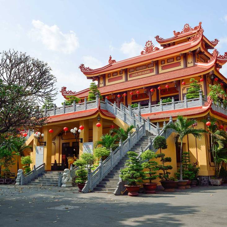 Đi chùa ngày đầu năm, cầu bình an tại những địa điểm tâm linh nổi tiếng ở Hà Nội và TP HCM - Ảnh 9. Đi chùa ngày đầu năm, cầu bình an tại những địa điểm tâm linh nổi tiếng ở Hà Nội và TP HCM - Ảnh 9.
