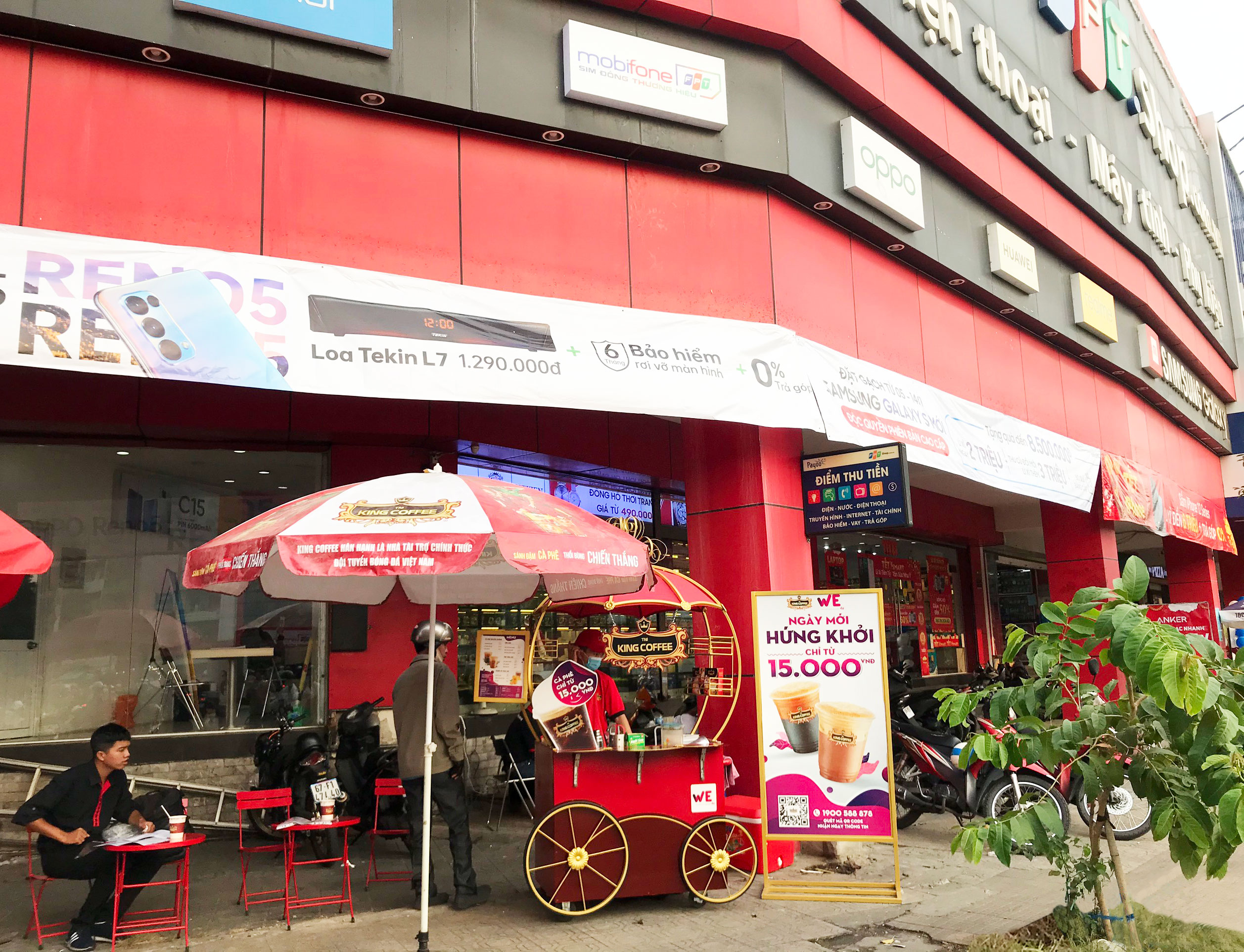 King Coffee kết hợp với FPT Shop mở rộng mô hình xe đẩy hàng cà phê - Ảnh 1. King Coffee kết hợp với FPT Shop mở rộng mô hình xe đẩy hàng cà phê - Ảnh 1.
