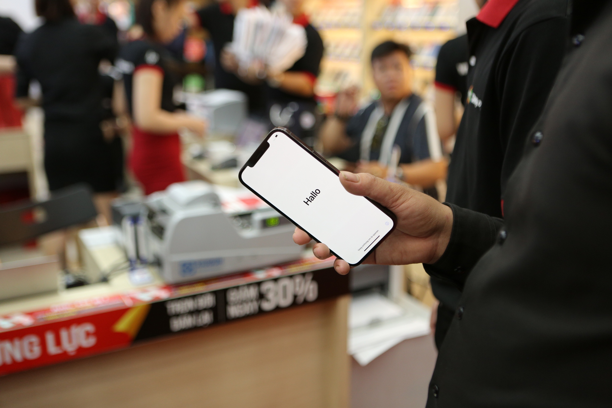 iPhone 12 Pro và iPhone 12 Pro Max hết khan hàng khi chuỗi bán lẻ đua nhập mới - Ảnh 3.