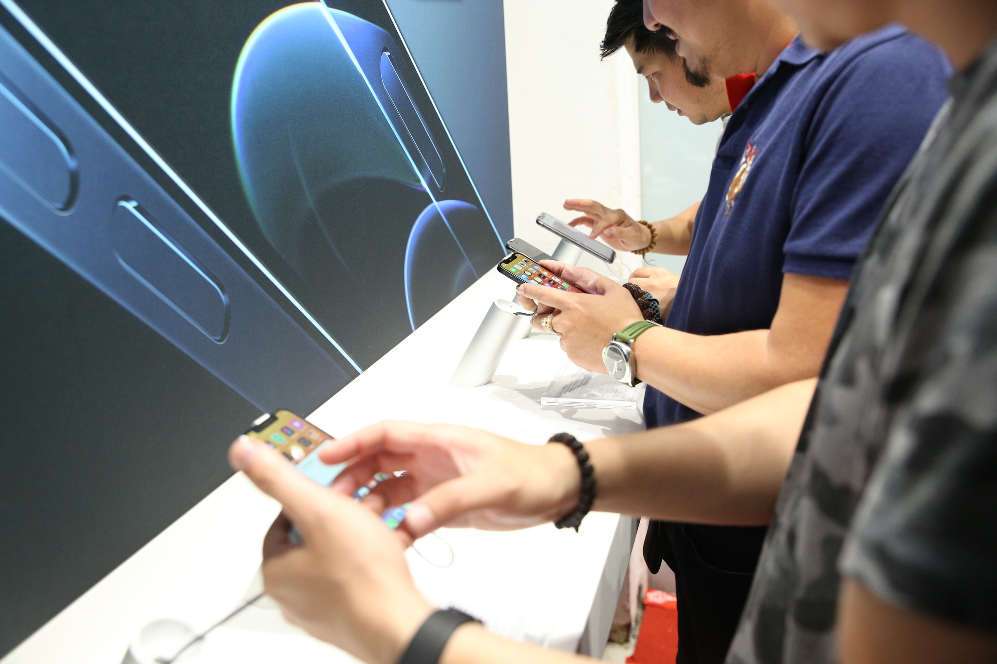 iPhone 12 Pro và iPhone 12 Pro Max hết khan hàng khi chuỗi bán lẻ đua nhập mới - Ảnh 1.