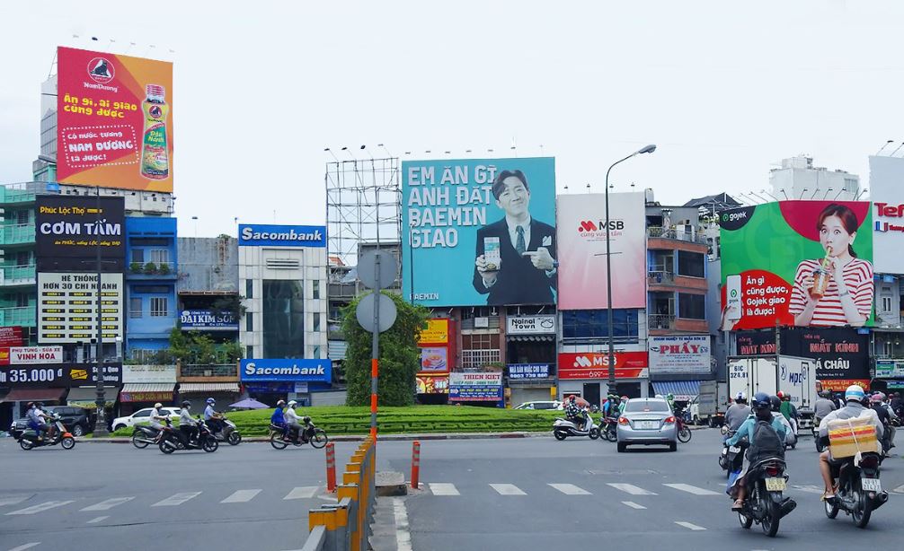Baemin, Gojek tung màn đối đáp quảng cáo 'cực chất' tại Ngã sáu Cộng Hòa - Ảnh 1. Baemin, Gojek tung màn đối đáp quảng cáo 'cực chất' tại Ngã sáu Cộng Hòa - Ảnh 1.