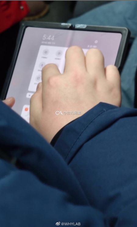 Rò rỉ hình ảnh điện thoại có thể gập của Xiaomi sẽ ra mắt năm 2021 - Ảnh 4. Rò rỉ hình ảnh điện thoại có thể gập của Xiaomi sẽ ra mắt năm 2021 - Ảnh 4.