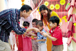 Xông đất ngày tết là gì, người được chọn xông đất cần làm gì để mang lại may mắn cho cả năm?