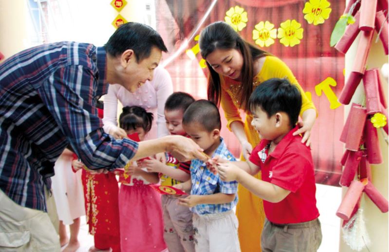 Xông đất ngày tết là gì, người được chọn xông đất cần làm gì để mang lại may mắn cho cả năm? - Ảnh 2. Xông đất ngày tết là gì, người được chọn xông đất cần làm gì để mang lại may mắn cho cả năm? - Ảnh 2.