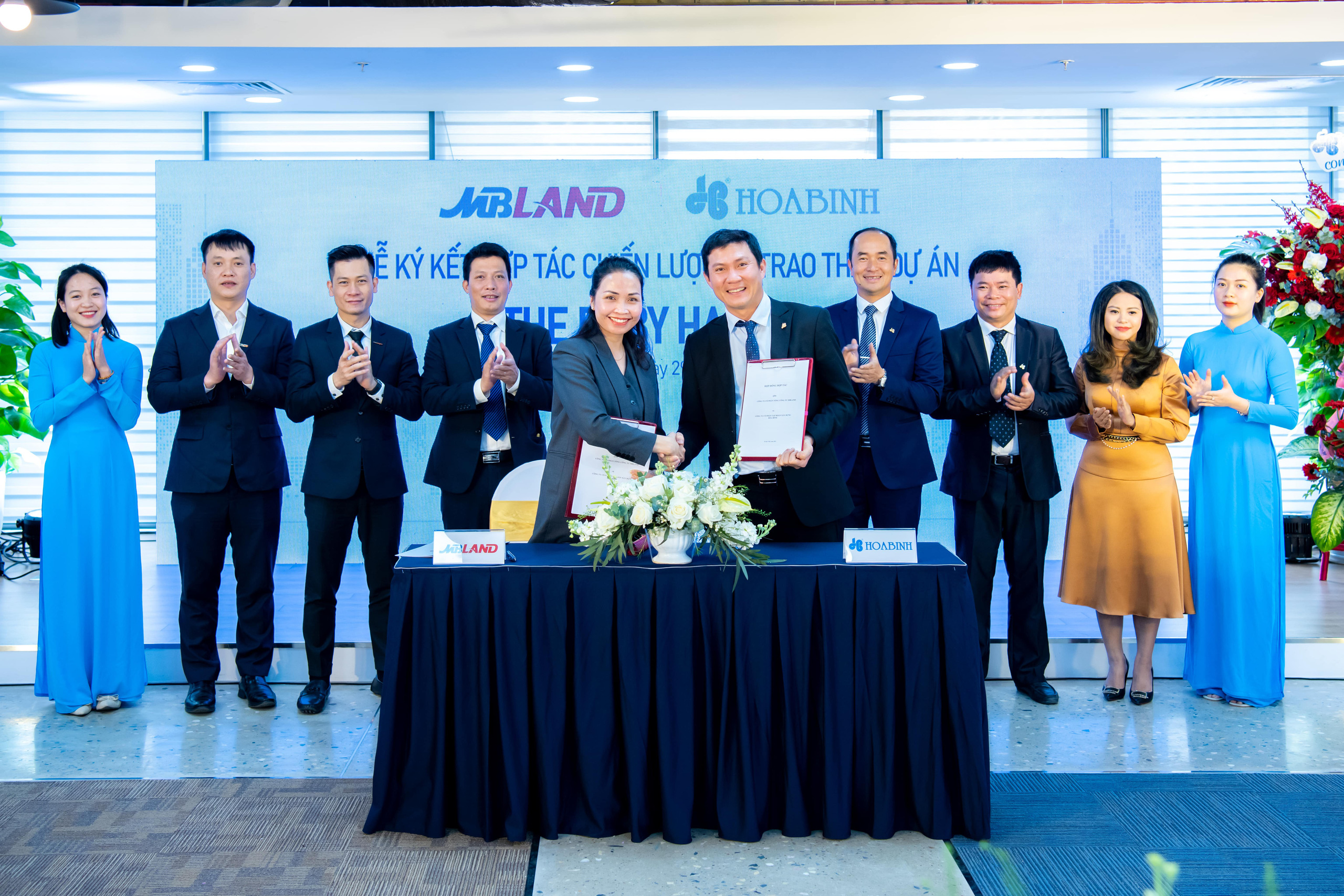 Xây dựng Hòa Bình bắt tay hợp tác với MBLand Holdings - Ảnh 1. Xây dựng Hòa Bình bắt tay hợp tác với MBLand Holdings - Ảnh 1.
