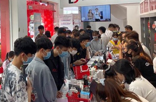 iPhone giảm giá mạnh, kích cầu người dùng mua dịp cận Tết - Ảnh 1. iPhone giảm giá mạnh, kích cầu người dùng mua dịp cận Tết - Ảnh 1.