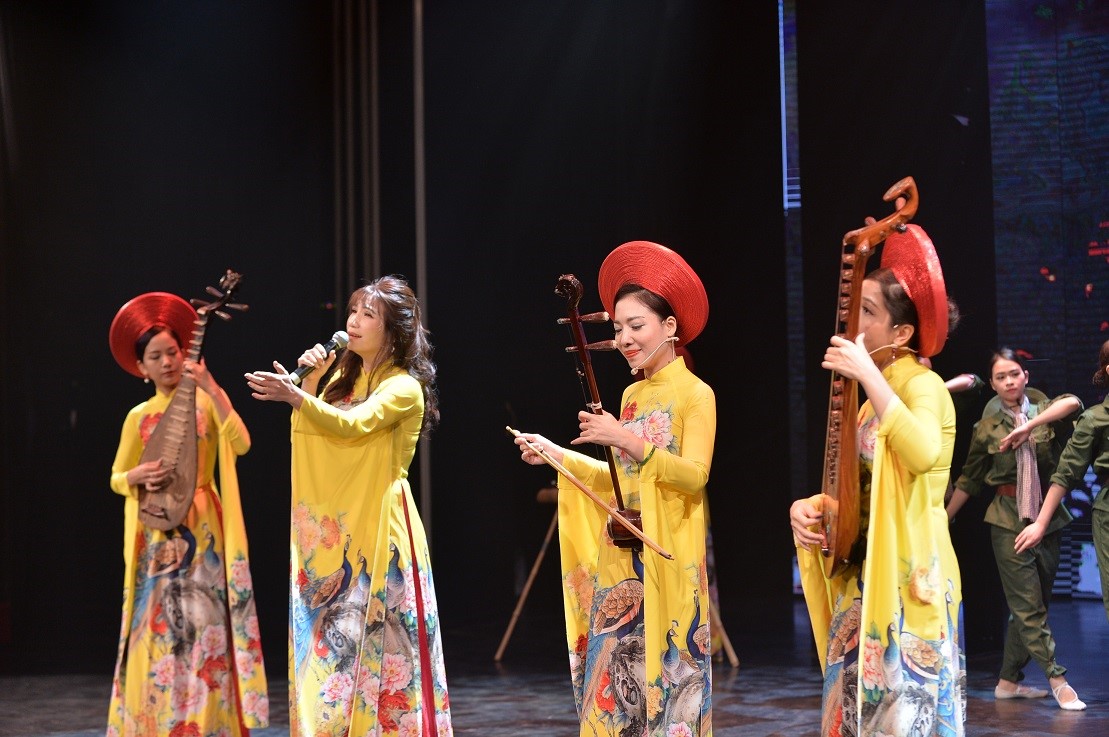 ‘Ơn đức sinh thành’: Ngập tràn cảm xúc trong đêm nhạc tri ân cha mẹ - Ảnh 2. ‘Ơn đức sinh thành’: Ngập tràn cảm xúc trong đêm nhạc tri ân cha mẹ - Ảnh 2.