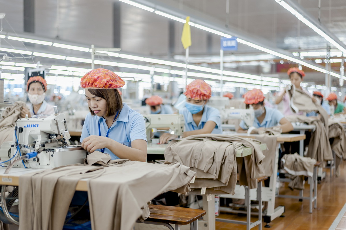 Dệt may trầy trật bước qua năm COVID,  - Ảnh 2.