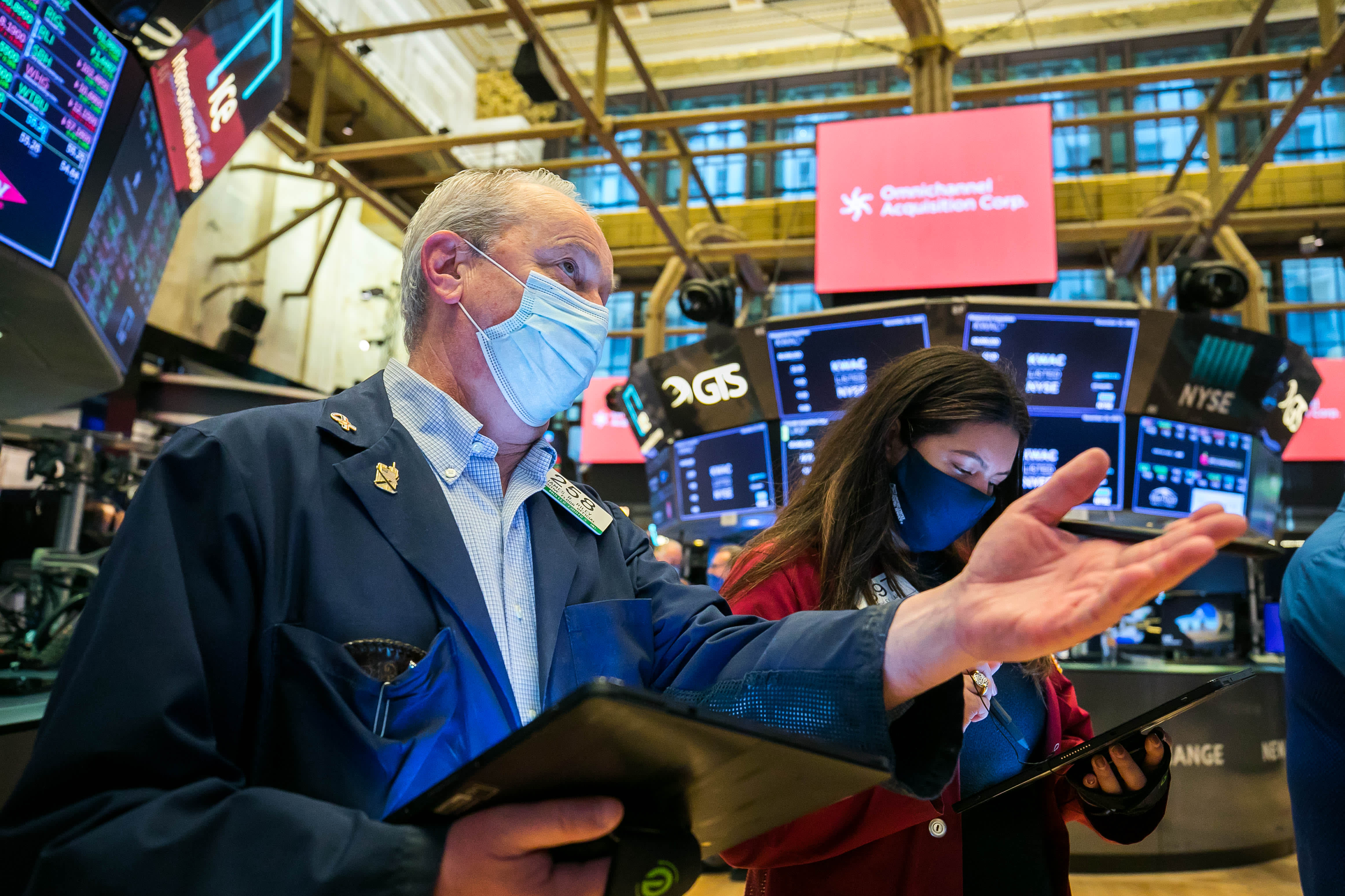 Chứng khoán Mỹ đỏ lửa phiên đầu năm, Dow Jones có lúc mất 700 điểm - Ảnh 1. Chứng khoán Mỹ đỏ lửa phiên đầu năm, Dow Jones có lúc mất 700 điểm - Ảnh 1.