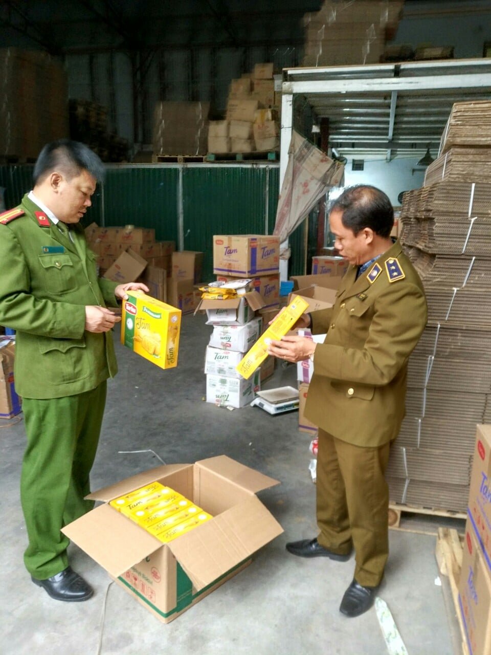 Bắt quả tang hơn 3 tấn bánh quy Thổ Nhĩ Kỳ hết date được 'gia hạn sử dụng' - Ảnh 1. Bắt quả tang hơn 3 tấn bánh quy Thổ Nhĩ Kỳ hết date được 'gia hạn sử dụng' - Ảnh 1.