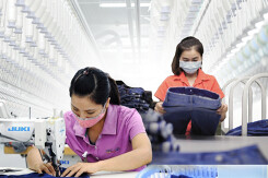 Dệt may trầy trật bước qua năm Covid, liệu có khả quan hơn trong năm 2021?