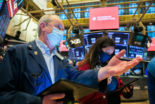 Chứng khoán Mỹ lao dốc phiên đầu năm, Dow Jones có lúc mất 700 điểm