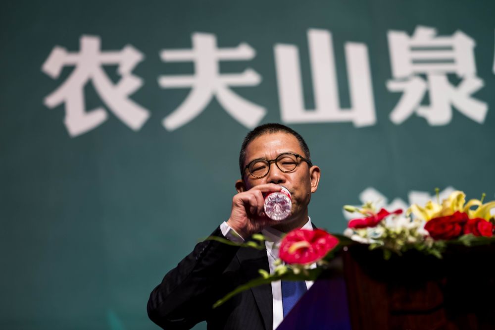Khối tài sản của tỷ phú nước đóng chai Trung Quốc vượt ông trùm Warren Buffett - Ảnh 1.