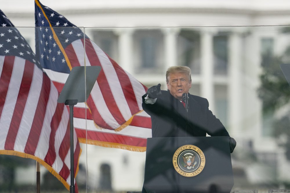 Người ủng hộ ông Trump tràn vào nhà Quốc hội, hàng trăm nghị sĩ vội sơ tán - Ảnh 6. Người ủng hộ ông Trump tràn vào nhà Quốc hội, hàng trăm nghị sĩ vội sơ tán - Ảnh 6.