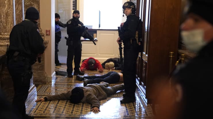 Người ủng hộ ông Trump tràn vào nhà Quốc hội, hàng trăm nghị sĩ vội sơ tán - Ảnh 5. Người ủng hộ ông Trump tràn vào nhà Quốc hội, hàng trăm nghị sĩ vội sơ tán - Ảnh 5.