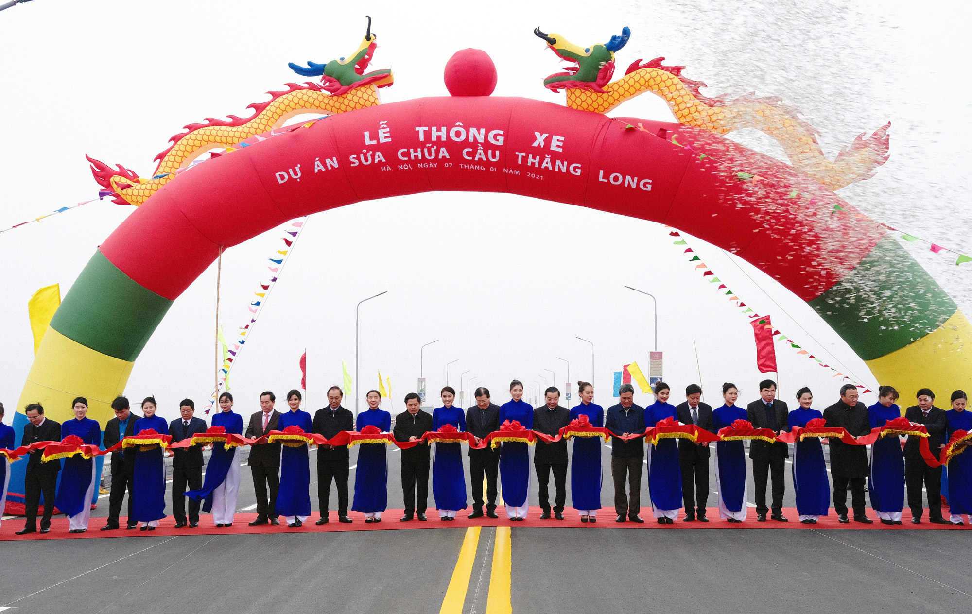 Thông cầu Thăng Long từ sáng, đến trưa xe vẫn phải quay đầu - Ảnh 3. Thông cầu Thăng Long từ sáng, đến trưa xe vẫn phải quay đầu - Ảnh 3.