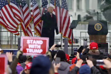 Facebook và Instagram khóa tài khoản ông Trump sau bạo loạn ở điện Capitol
