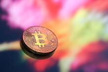 Bitcoin chạm ngưỡng 37.700 USD, giá trị thị trường tiền điện tử vượt mốc lịch sử 1.000 tỷ USD