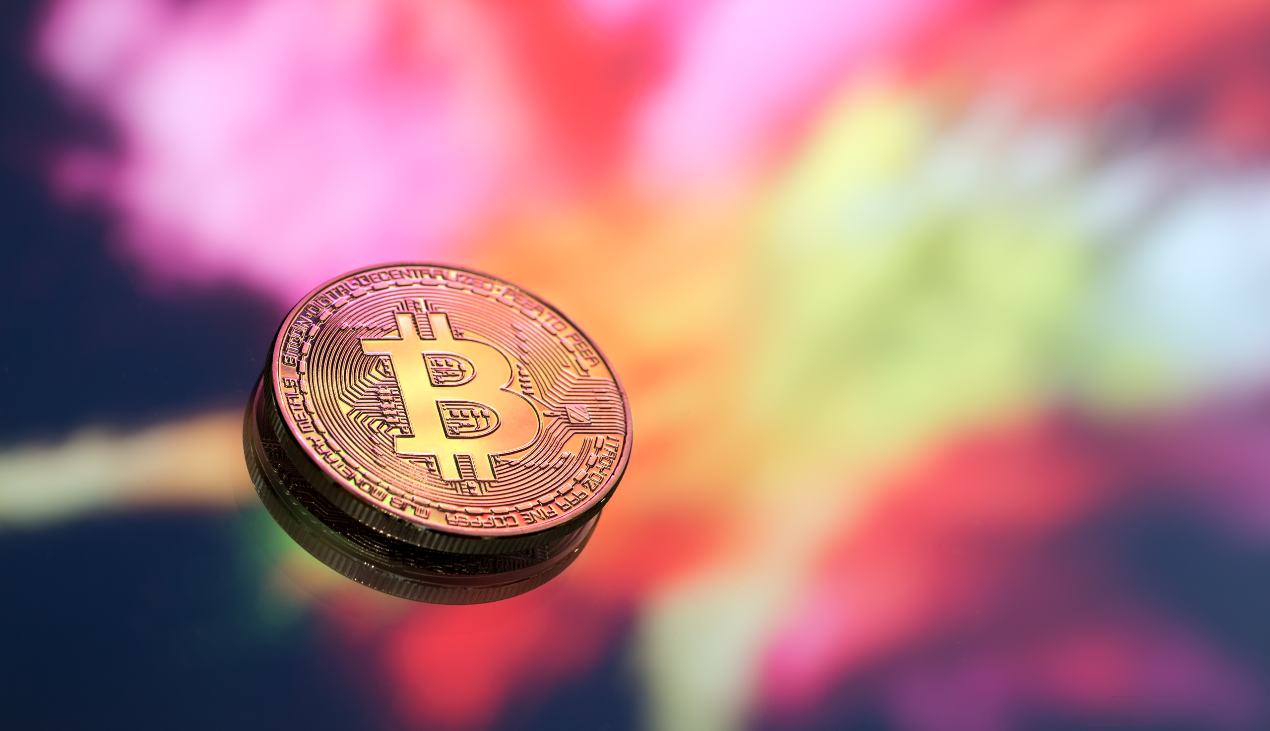 Bitcoin chạm ngưỡng 37.700 USD, thị trường tiền điện tử vượt mốc 1.000 tỷ USD - Ảnh 1.