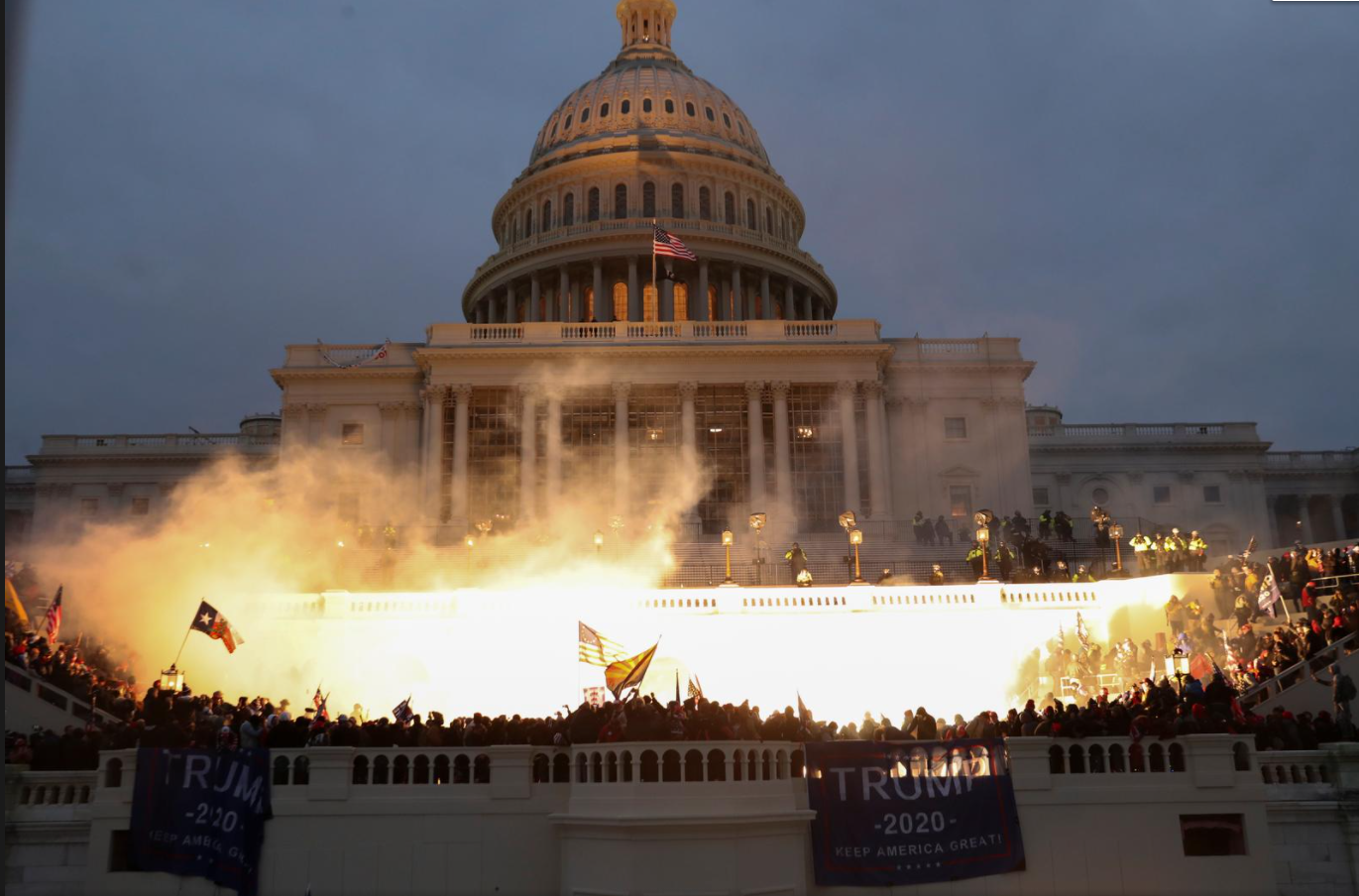 Người biểu tình đứng lên ghế Chủ tịch Thượng viện la hét: 'Trump đã thắng cuộc bầu cử' - Ảnh 1. Người biểu tình đứng lên ghế Chủ tịch Thượng viện la hét: 'Trump đã thắng cuộc bầu cử' - Ảnh 1.
