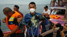 Vụ rơi máy bay tại Indonesia: Chiến dịch tìm kiếm kéo dài cả đêm