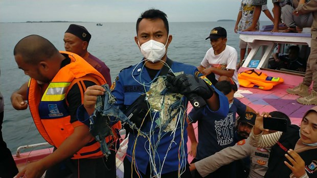 Vụ rơi máy bay tại Indonesia: Chiến dịch tìm kiếm kéo dài cả đêm - Ảnh 1. Vụ rơi máy bay tại Indonesia: Chiến dịch tìm kiếm kéo dài cả đêm - Ảnh 1.