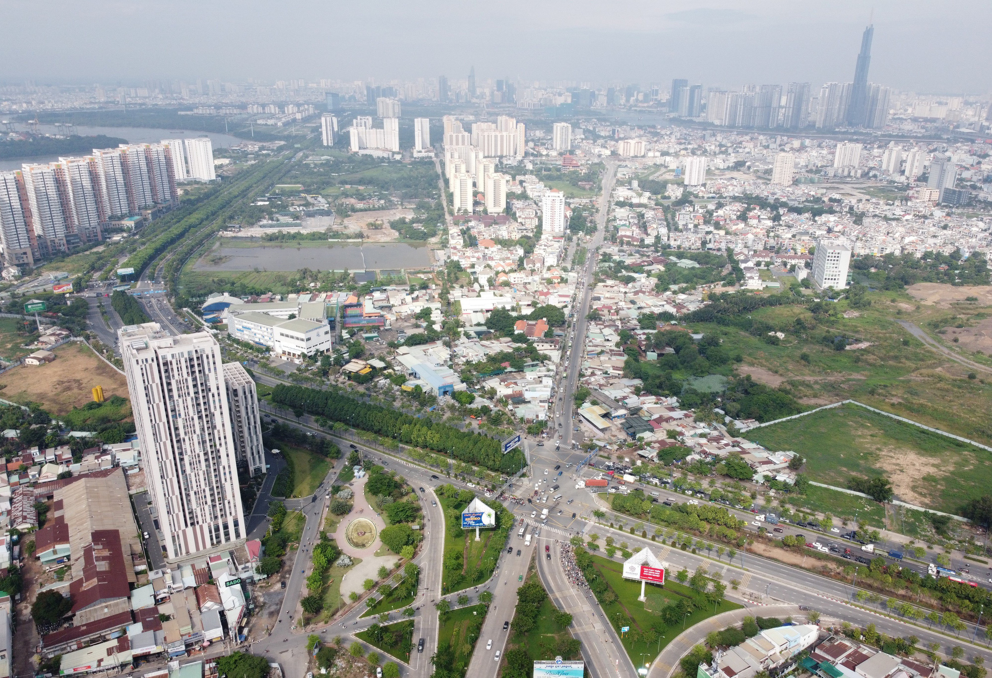 Doanh nghiệp BĐS chờ giãn nợ, giảm lãi, ngân hàng kêu khó vì đã hỗ trợ hết khả năng - Ảnh 1. Doanh nghiệp BĐS chờ giãn nợ, giảm lãi, ngân hàng kêu khó vì đã hỗ trợ hết khả năng - Ảnh 1.
