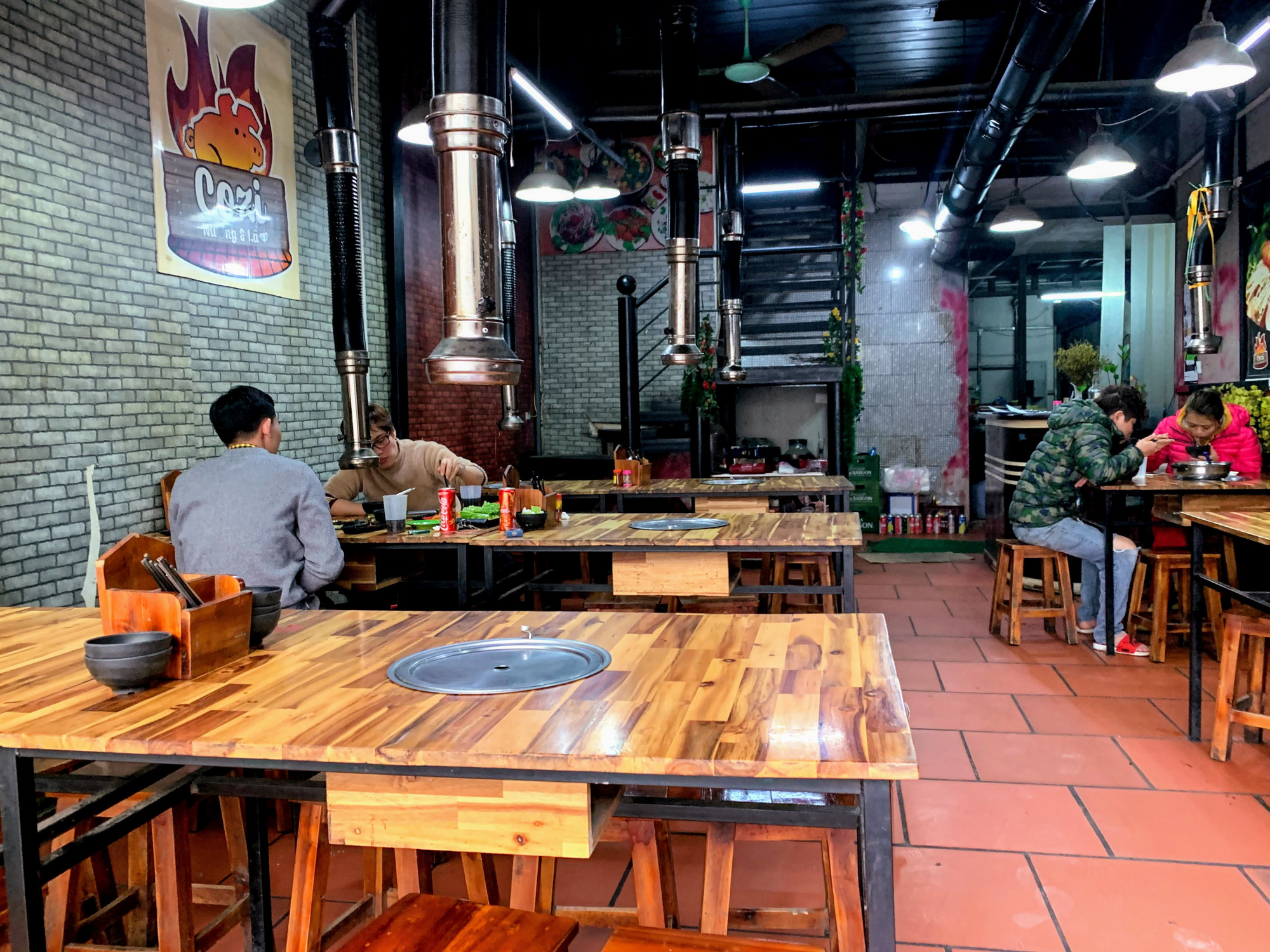 Hà Nội cho mở lại dịch vụ ăn uống tại chỗ từ 14/10, chủ quán và nhân viên phải tiêm 2 mũi vắc xin - Ảnh 1.