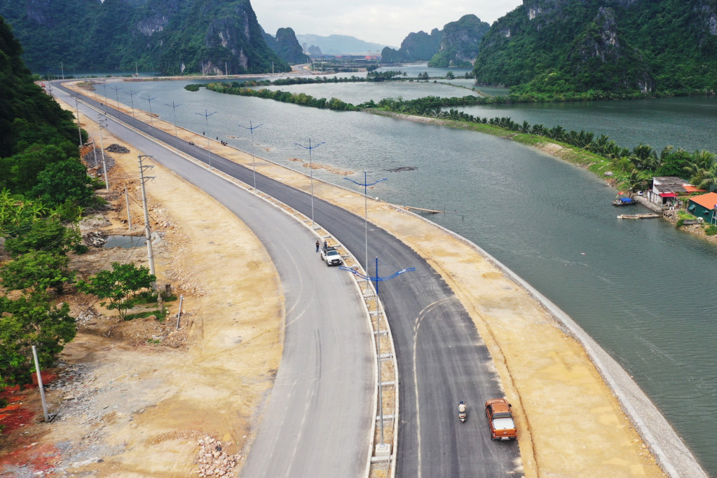 Đường bao biển Hạ Long - Cẩm Phả 2.290 tỷ đồng hoàn thành trong tháng 12 - Ảnh 1. Đường bao biển Hạ Long - Cẩm Phả 2.290 tỷ đồng hoàn thành trong tháng 12 - Ảnh 1.