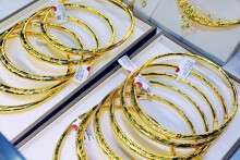 So sánh giá vàng hôm nay 21/10: Vàng SJC lại đảo chiều tăng gần 300.000 đồng/lượng