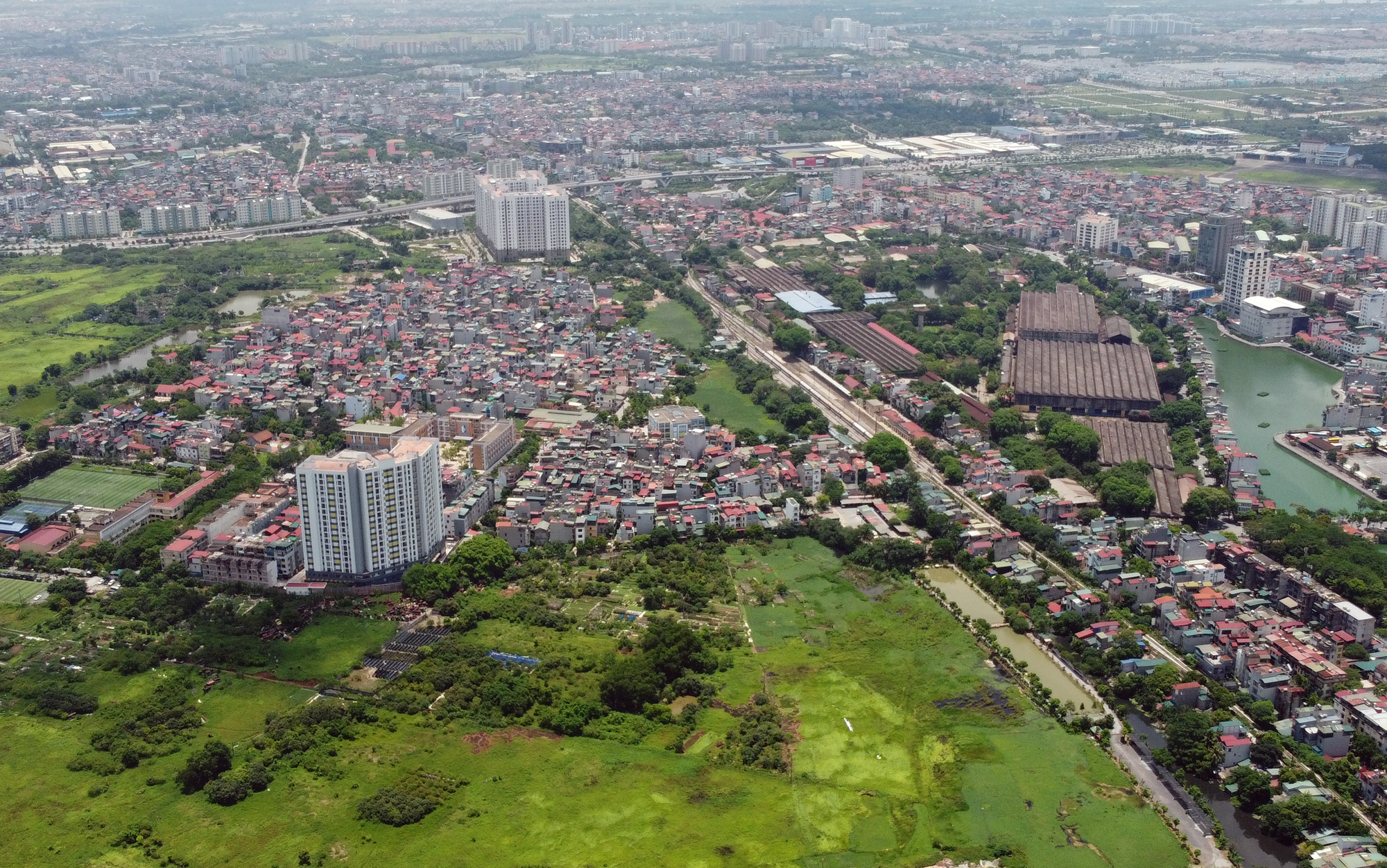 Quận Long Biên sắp thu hồi 84 ha đất xây dựng loạt tuyến đường, công viên, hồ nước và nhiều trường học - Ảnh 1.