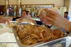 So sánh giá vàng hôm nay 4/10: Vàng SJC vẫn duy trì trên mốc 57 triệu đồng/lượng