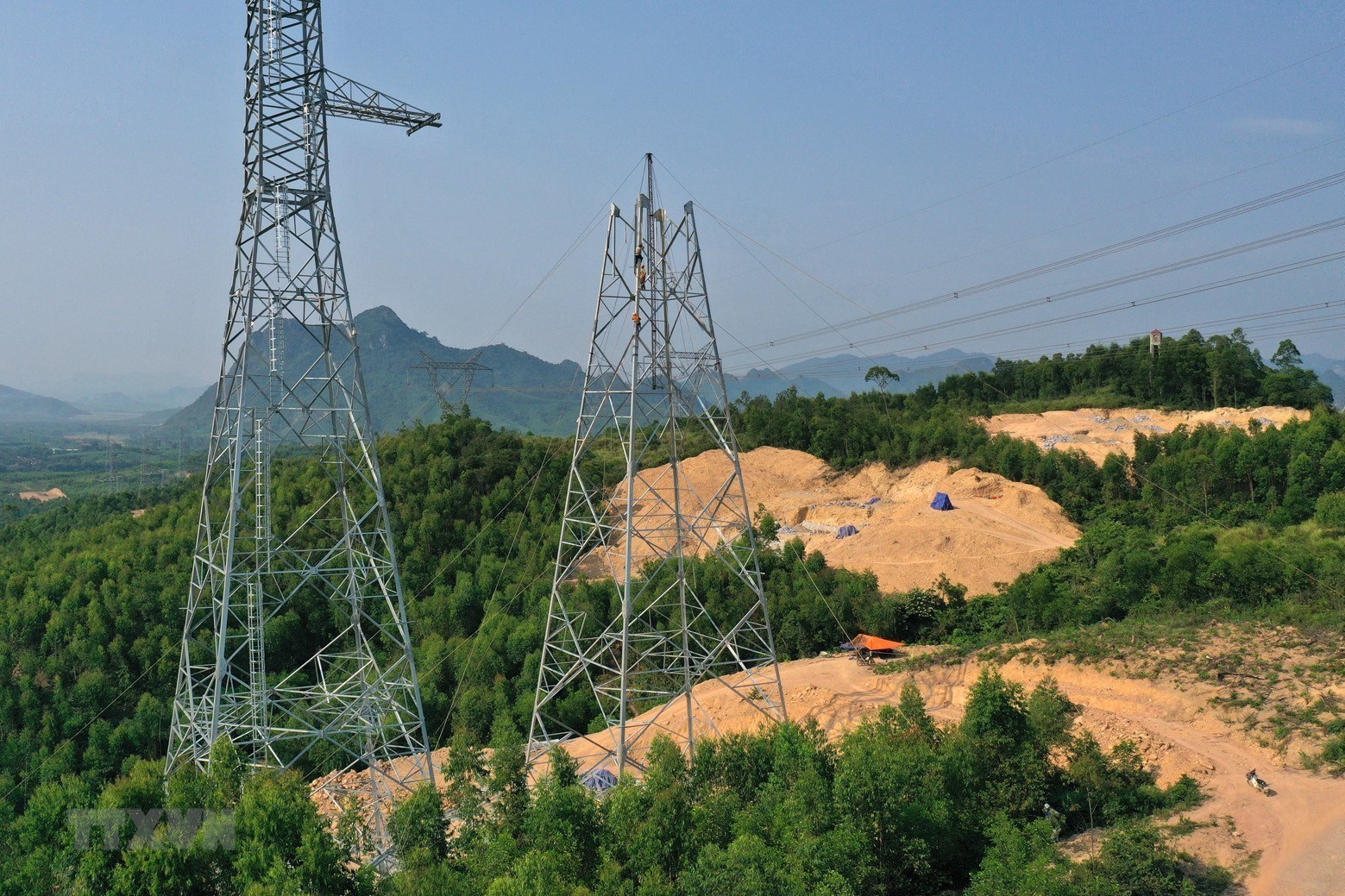 Đường dây 500 kV mạch 3 đoạn Vũng Áng - Quảng Trạch - Dốc Sỏi vẫn vướng mặt bằng - Ảnh 1. Đường dây 500 kV mạch 3 đoạn Vũng Áng - Quảng Trạch - Dốc Sỏi vẫn vướng mặt bằng - Ảnh 1.