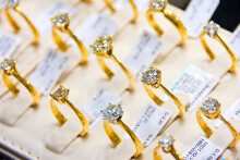 So sánh giá vàng hôm nay 6/10: Vàng SJC và vàng 24K điều chỉnh trái chiều khoảng 20.000 - 200.000 đồng/lượng