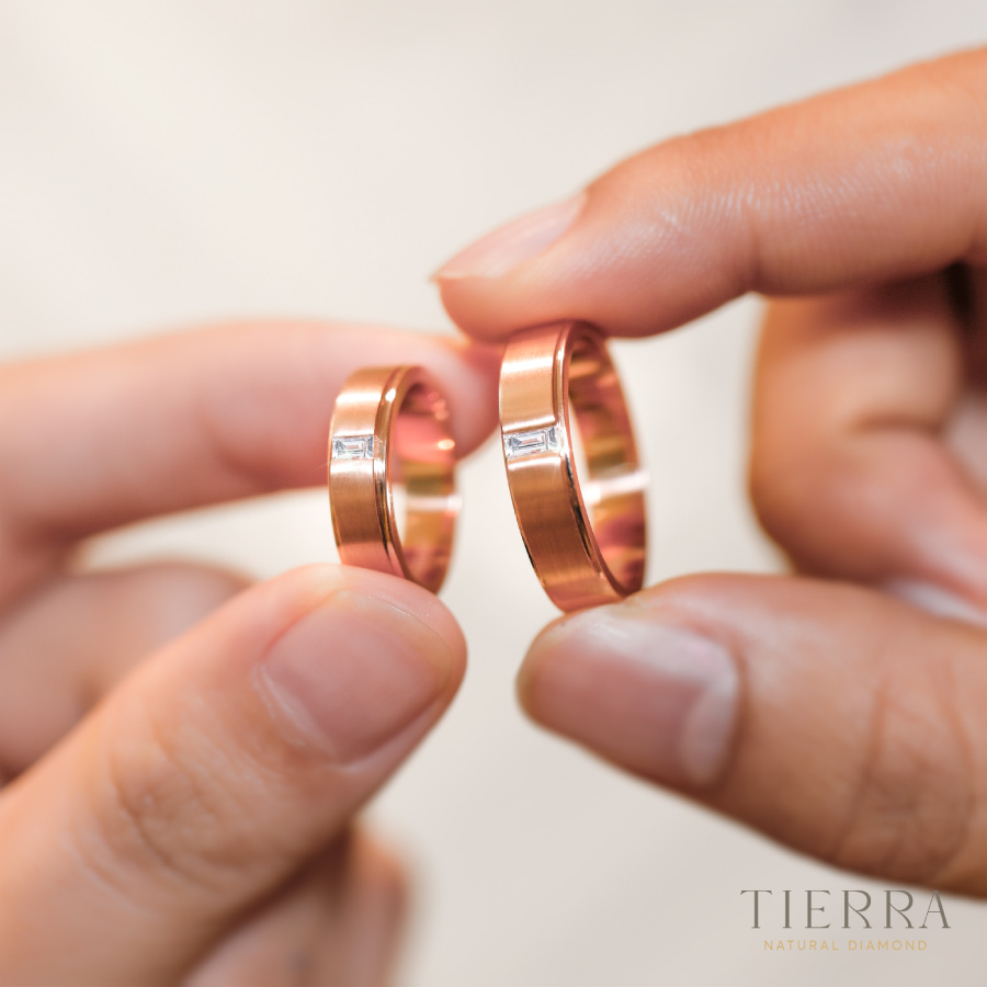 Nắm giữ bí quyết chọn mua nhẫn cưới vàng 18K đúng chuẩn - 5 quy tắc vàng cho cặp đôi tham khảo - Ảnh 1.