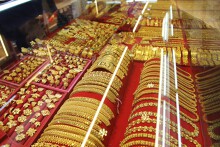 So sánh giá vàng hôm nay 15/11: Vàng SJC đồng loạt quay đầu giảm vào phiên trưa đầu tuần